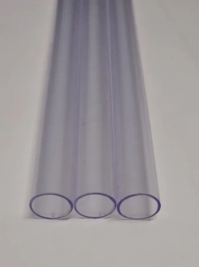 Tubo de plástico transparente